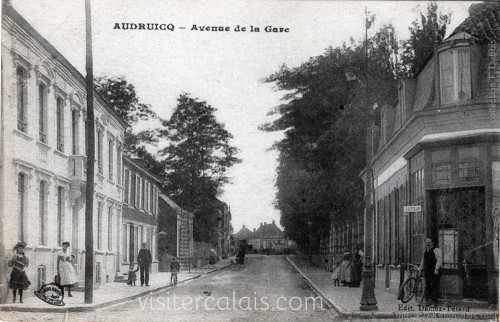 Croisement de la rue d'Ardres et de la rue de la Gare à Audruicq.