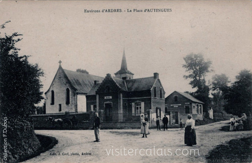 Des villageois posent devant la mairie d'Autingues.