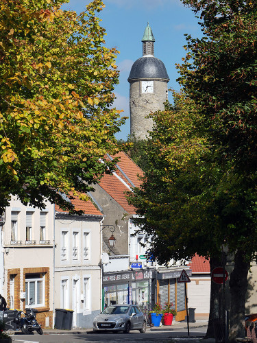 La Tour de l'Horloge à Guînes vue de la Place des Tilleuls.