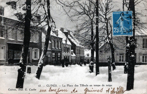 Carte postale ancienne de la place des Tilleus sous la neige.