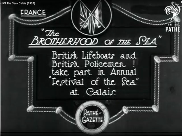 Défilé des sauveteurs anglais à la fête de la Mer à Calais en 1924.