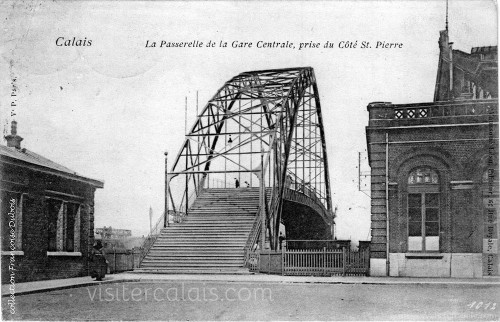 Vue sur la passerelle de la gare de Calais.