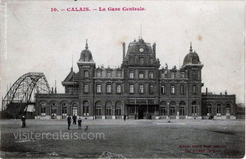 vue large sur la façade sud de la gare