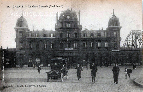 Une voiture sur le parking de la gare