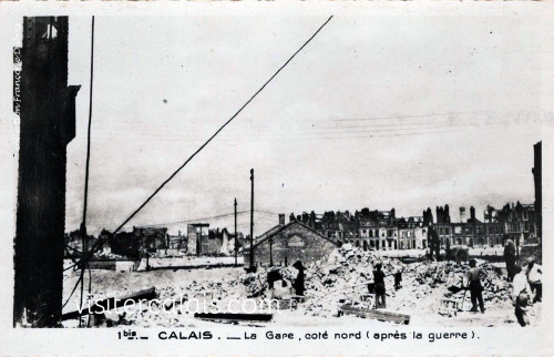 La gare centrale de Calais en ruines après 1940. La gare centrale de Calais en ruines après 1940.