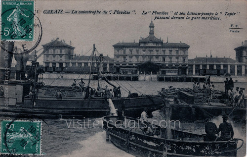 Passage du Tapir et du Pluviôse devant la gare maritime