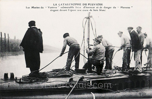 Les marins du Ventose rendent hommage à leurs frères d'arme du Pluviose.