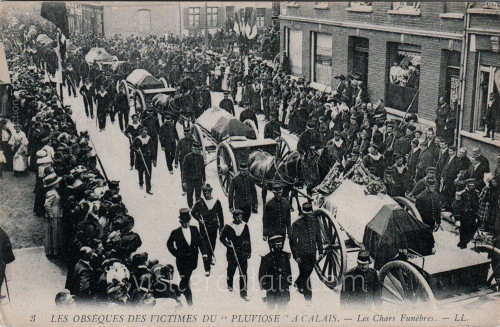 Défilé des officiels aux obsèques des marins du Pluviose