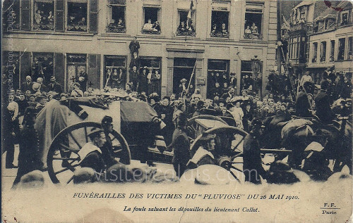 La foule salue les dépouilles des marins du Pluviose