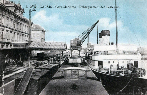 Les passagers descendent la passerelle du bateau pour rejoindre aussitôt le train.