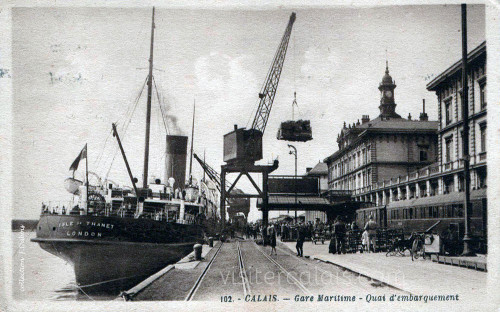 Les bagages sont transportés par les grues sur le 'Isle of Thanet.