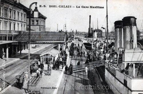 Vue sur la verrière qui abrite l'entrée de la gare.