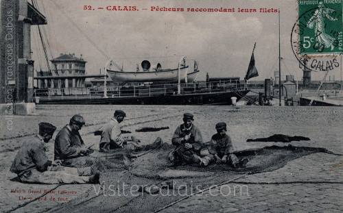 Des pêcheurs raccomodant leurs filets sur les quais du port de Calais