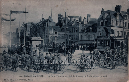 Cyclistes en canotier en promenade au Courgain de Calais