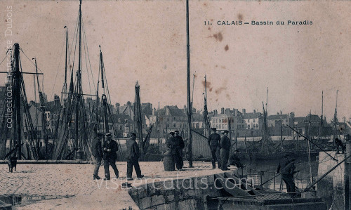 Dockers attendant l'arrivée des bateaux au port de Calais