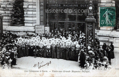 Les calaisiennes posent devant l'entrée du magasin en habit traditionnel.