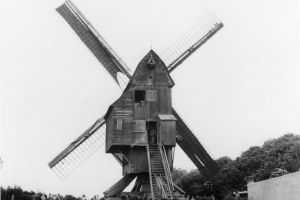 Les ailes du moulin tournent.