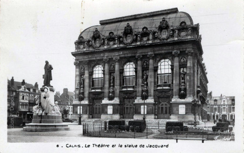 Vue sur la statue Jacquard et le théâtre municipal de Calais.