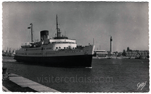 L'Invicta quittant le port de Calais