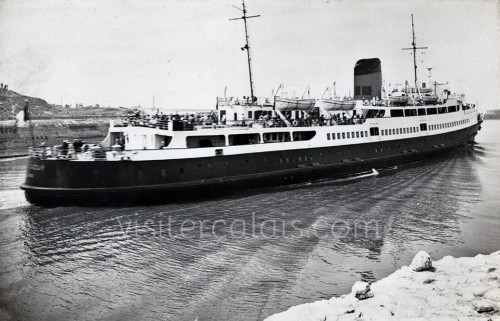 Le navire Côte d'Azur quittant le port de Calais