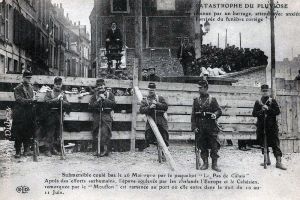 Un homme est juché sur la fontaine pour mieux voir.