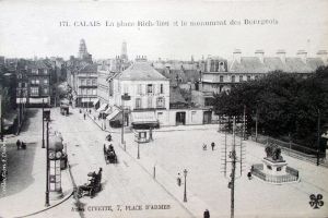 La fontaine est placé devant la vitrine du café Léon.