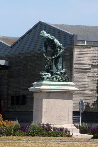 Le monument Gavet installé sur la pelouse du Courgain Maritime