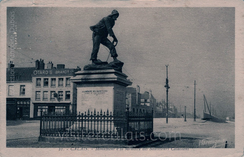 Le monument Gavet à Calais entouré de ses grilles