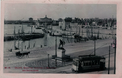 Vue sur le bassin du Paradis et la statue des sauveteurs à Calais