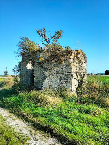 Le moulin de l'Hostin en ruines.