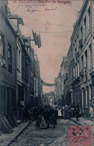 Groupe d'enfants réunis dans une rue du Courgain