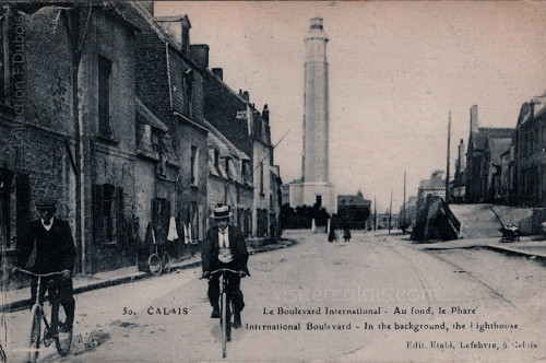 Cycliste se promenant sur le Boulevard International à Calais