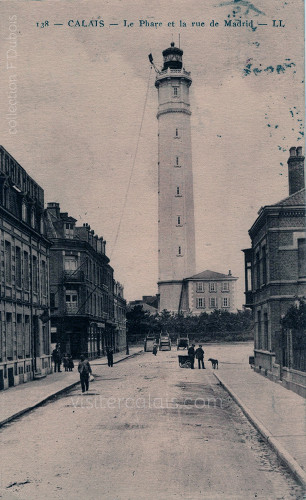 Vue sur le phare de Calais depuis la rue de Madrid