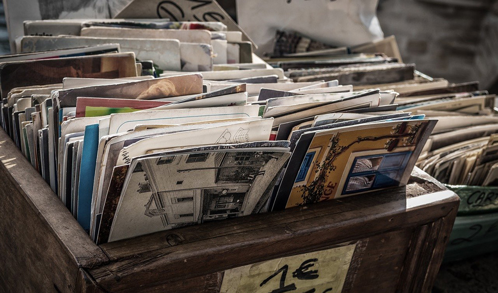 Vente de cartes postales en brocante