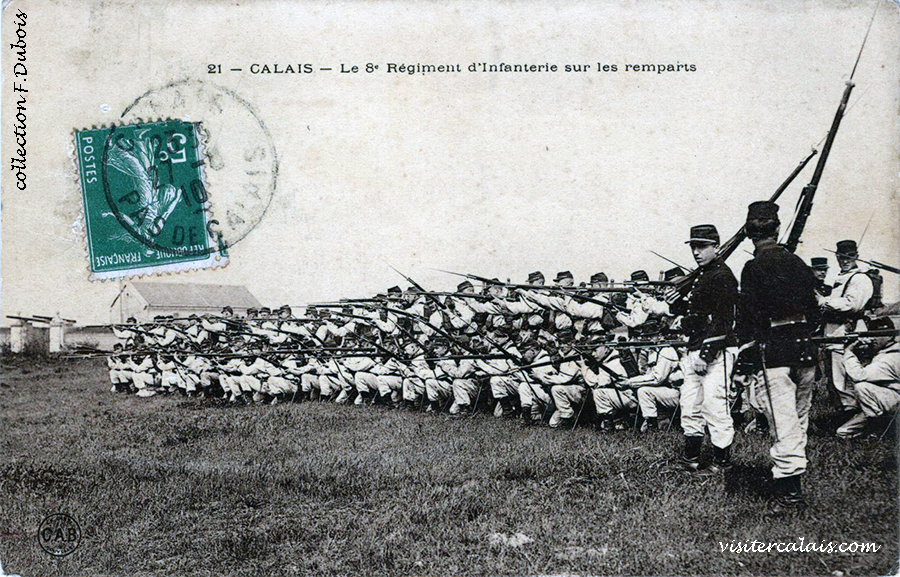 Le 8ème régiment d'infanterie sur les remparts de Calais