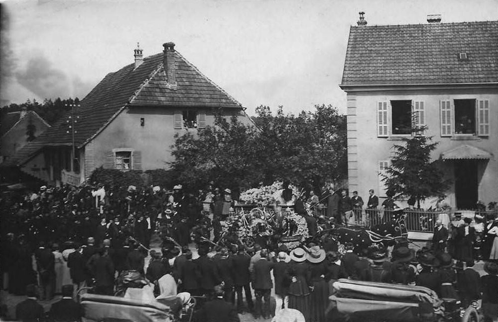 La foule regarde passer le convoi funéraire de Pierre Engel.