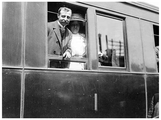 Louis Blériot et son épouse au départ du train de Calais vers Paris en 1909