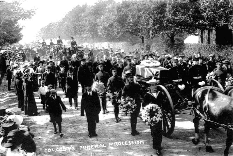 Le cortège vers le cimetière